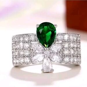 NWOT Deep Sparkle Emerald Green & Shiny White CZ Flower Engagement Women's Ring